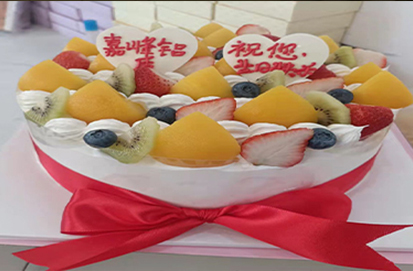 車間里響起了歡樂(lè)的生日歌