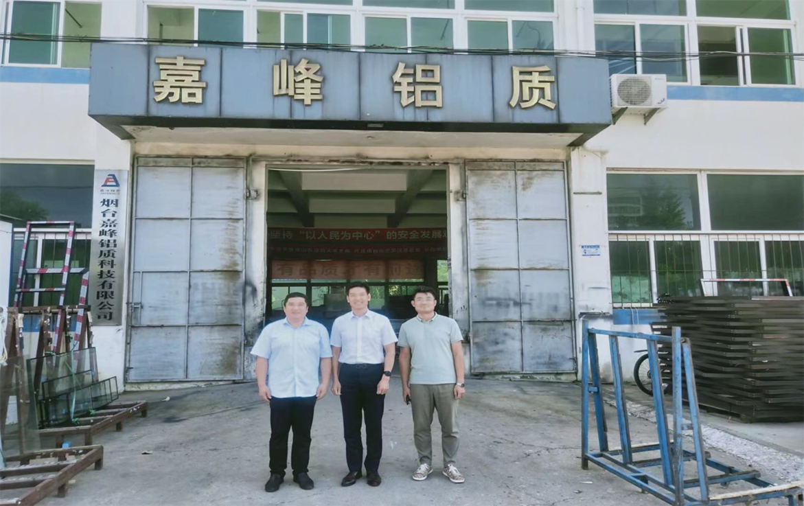 鋁門(mén)窗幕墻龍頭企業(yè)、煙臺(tái)民建科技總支部主委、飛龍集團(tuán)宋總蒞臨嘉峰鋁質(zhì)公司考察調(diào)研